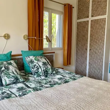 Hotell De Piscine Calme Et Verdure
