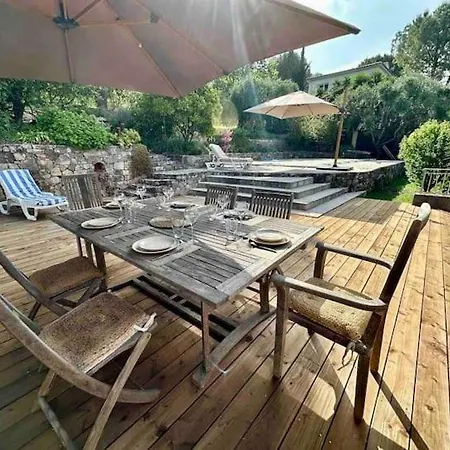 Hotell De Piscine Calme Et Verdure